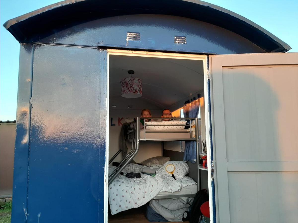 B&B Boerderij Rust, In Pipowagens! Den Helder Bagian luar foto